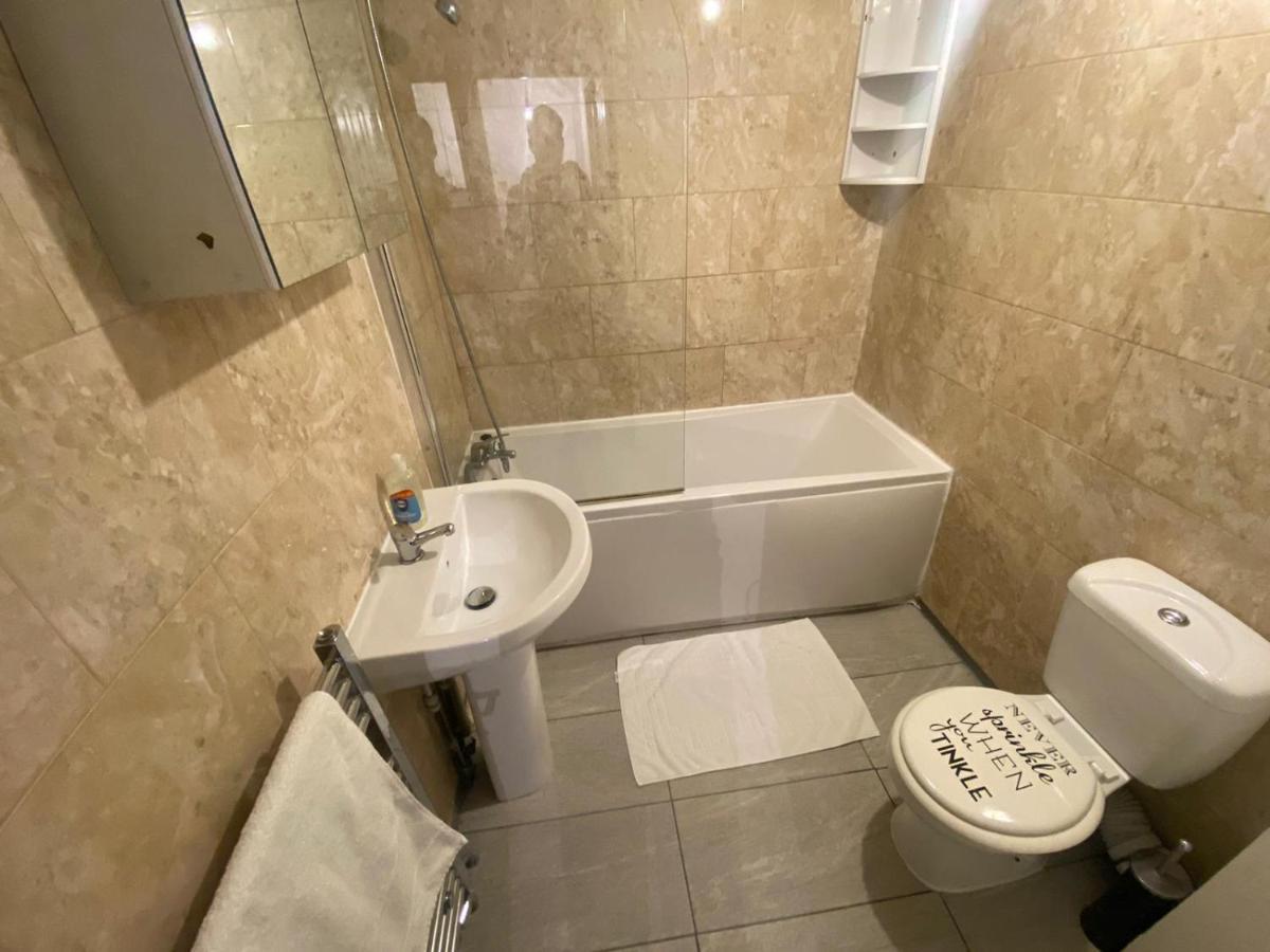 Апарт отель Vetrelax Basildon Newly Refurbished 3Bed House Экстерьер фото